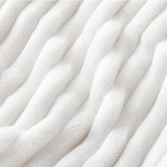 Bedsure White Throw Blanket for Couch - Super Soft Cozy Blankets for Women, Cute - Picture 6 of 6